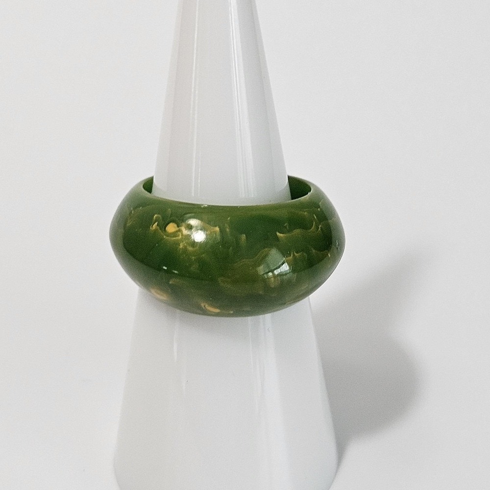 Vintage Bakelite Ring Spinach Green Marbled Size 7